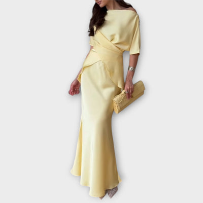 Finja - Top d'espatlla descoberta amb front de nus i conjunt de faldilla