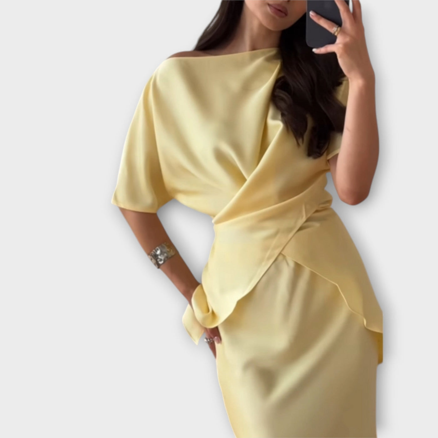 Finja - Top d'espatlla descoberta amb front de nus i conjunt de faldilla