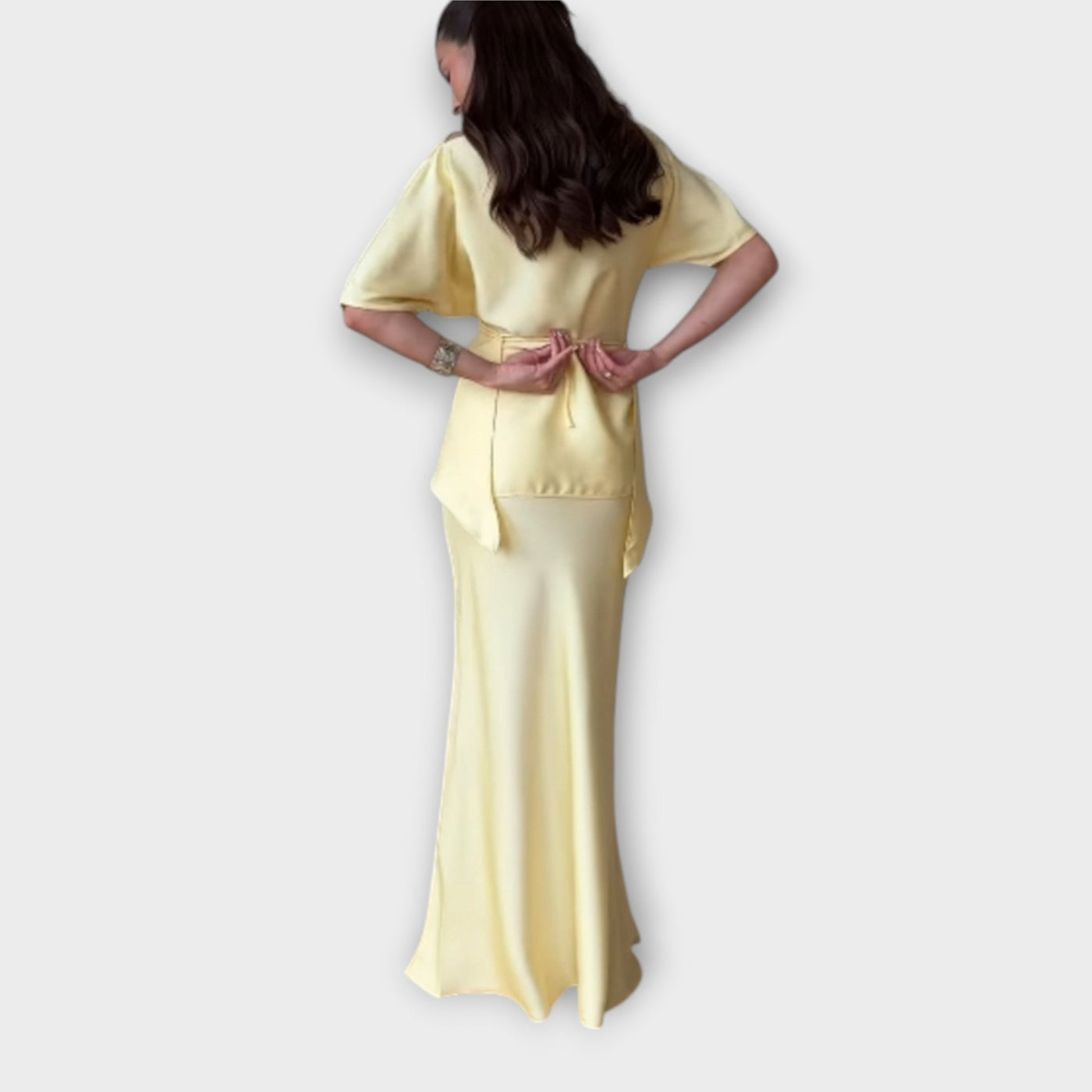 Finja - Top d'espatlla descoberta amb front de nus i conjunt de faldilla