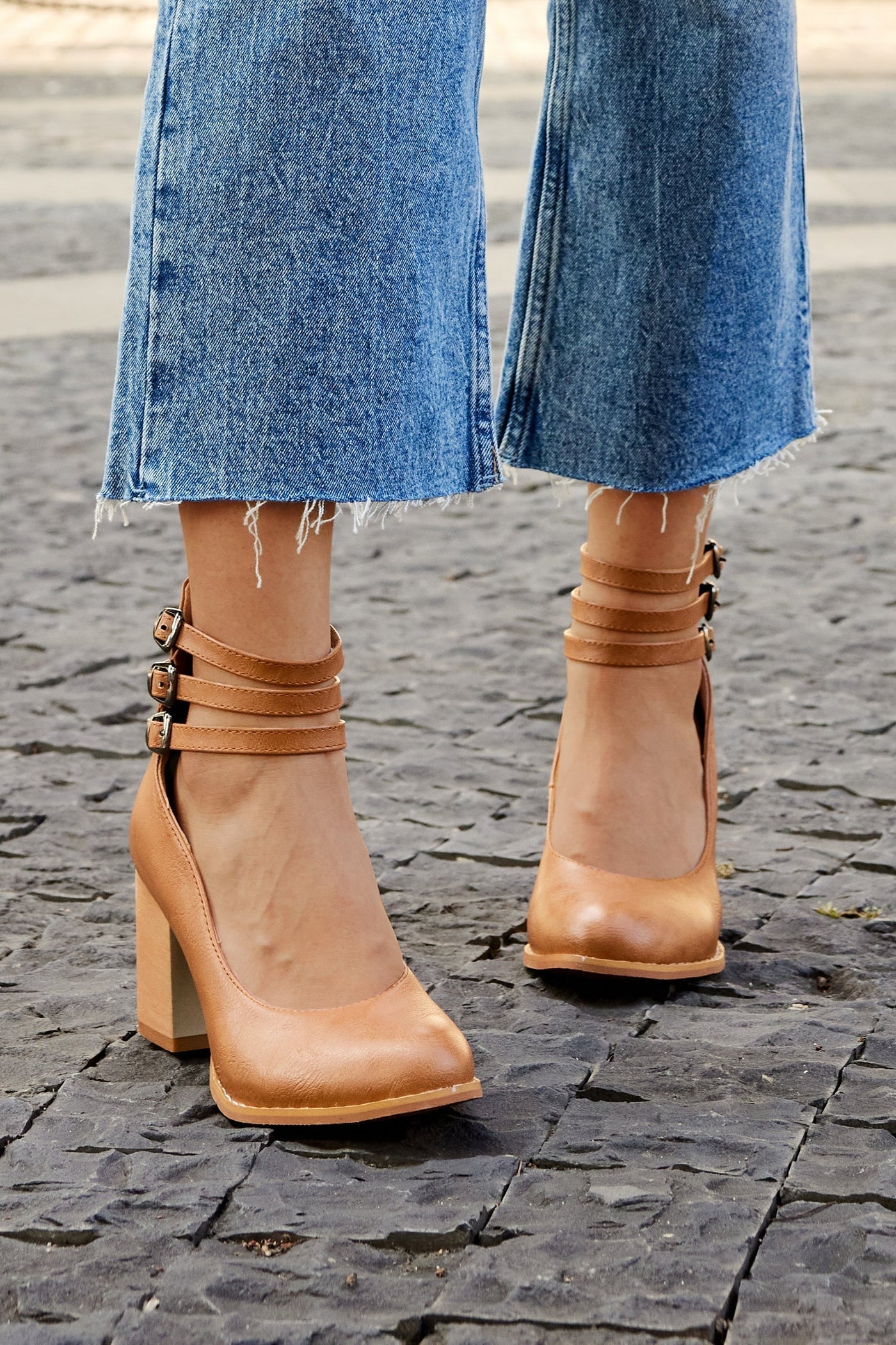 Casilda | Sandàlies llises amb corretja al turmell i sola gruixuda