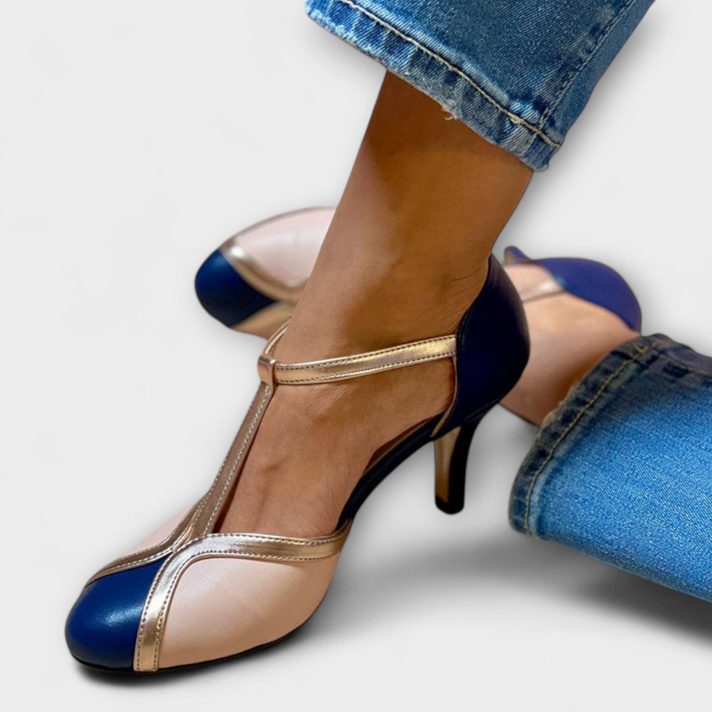 Alessia – Elegància T-Strap Bicolor