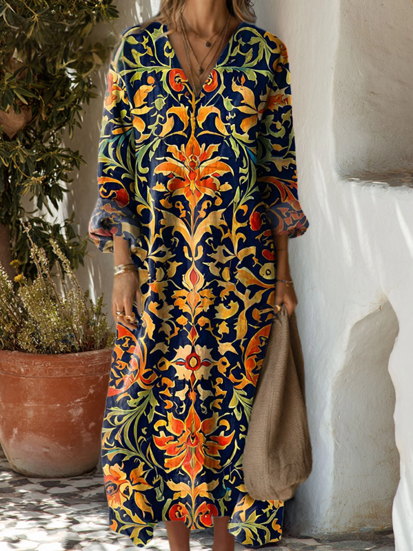 Vestit de dona vintage amb estampat de flors i disseny artístic